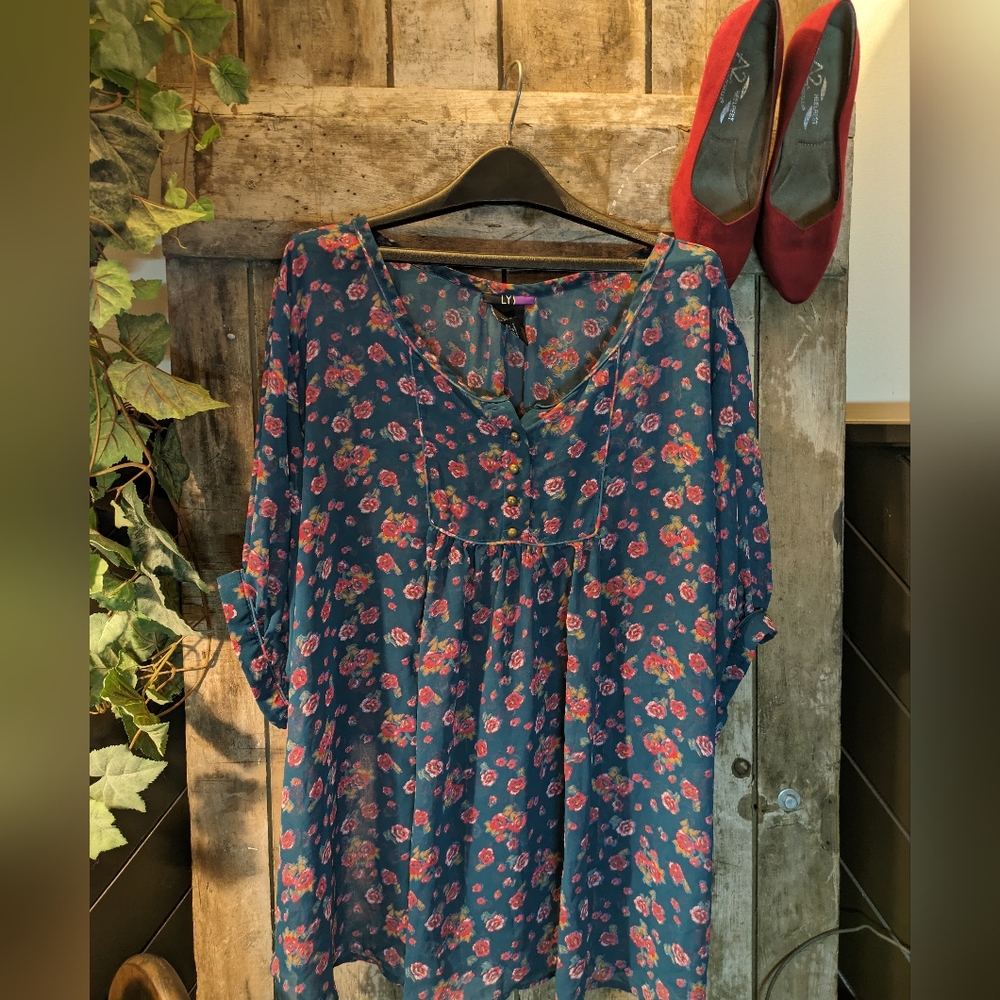 Lys floral blouse.   3x